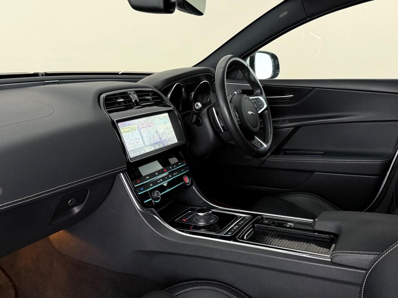 Jaguar XE thumbnail Interior Front