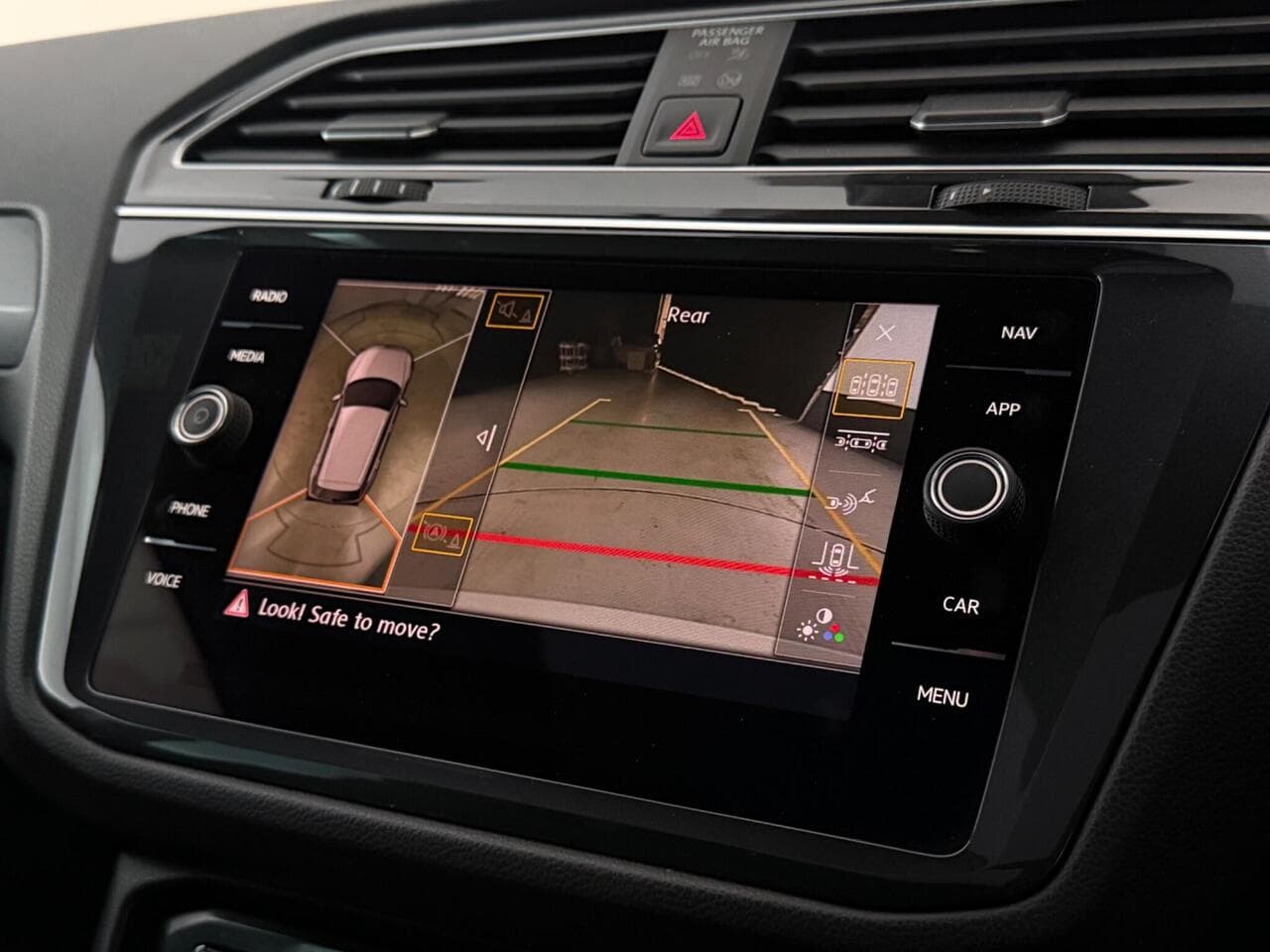 Volkswagen Tiguan thumbnail Infotainment System