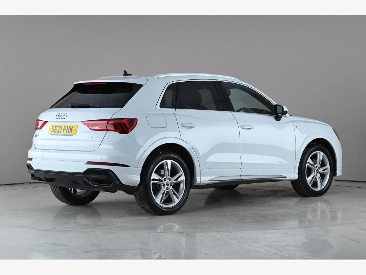 Audi Q3 thumbnail Rear Right
