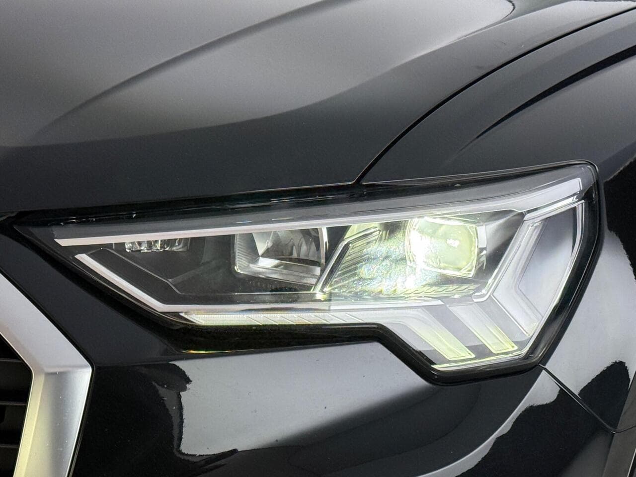 Audi Q3 thumbnail Lights Front