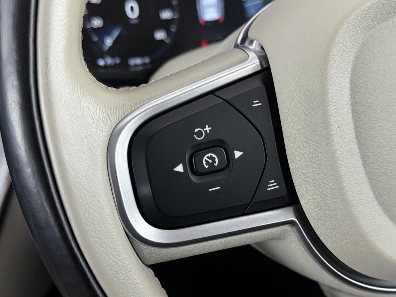 Volvo XC60 thumbnail Misc Controls