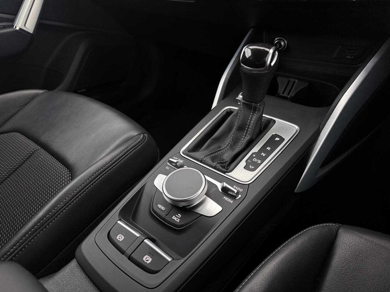 Audi Q2 thumbnail Interior Front