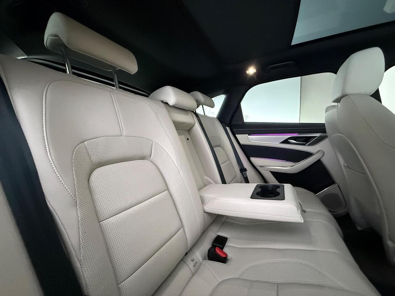 Jaguar F-PACE thumbnail Seats Rear