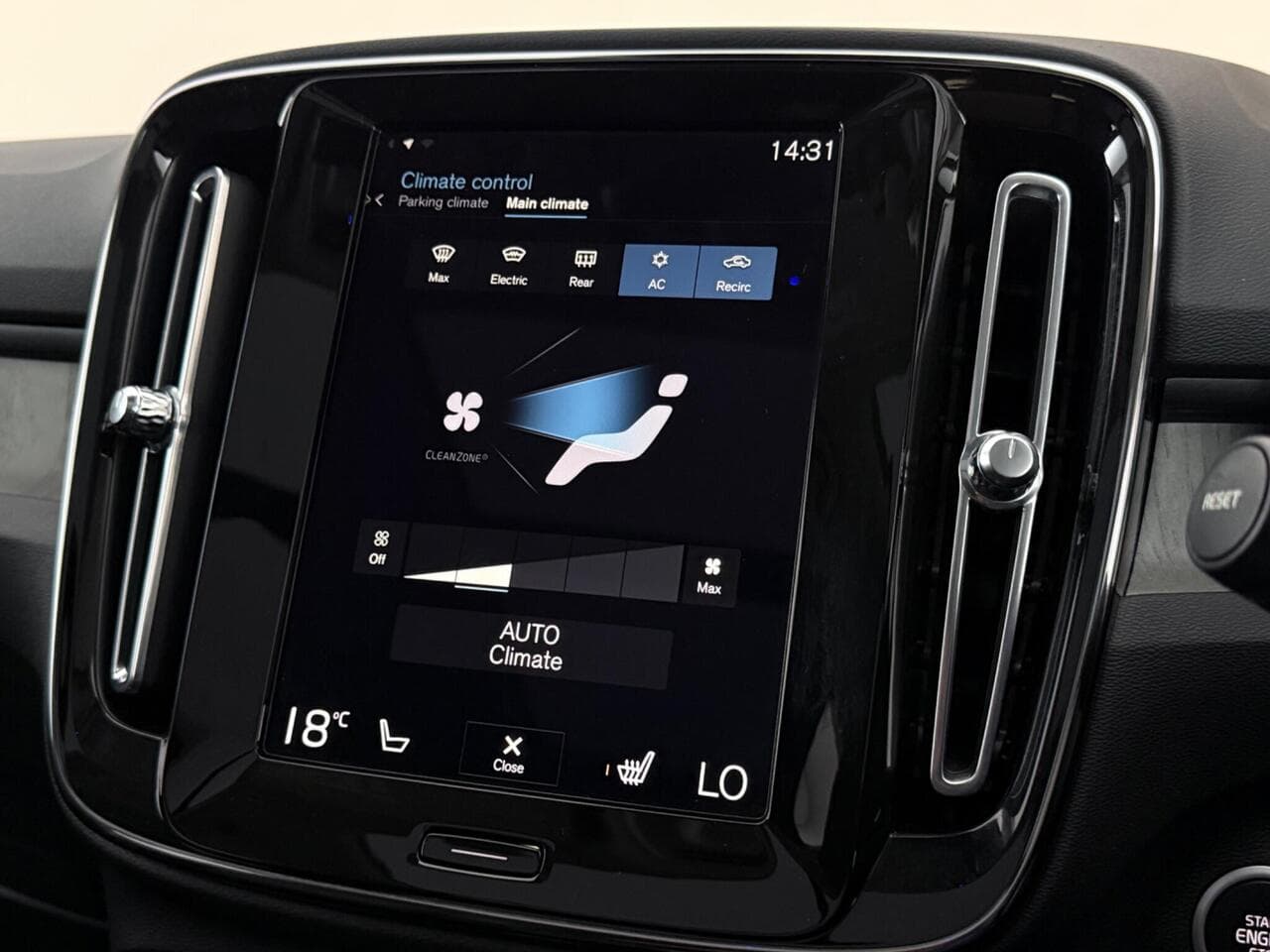 Volvo XC40 thumbnail Infotainment System