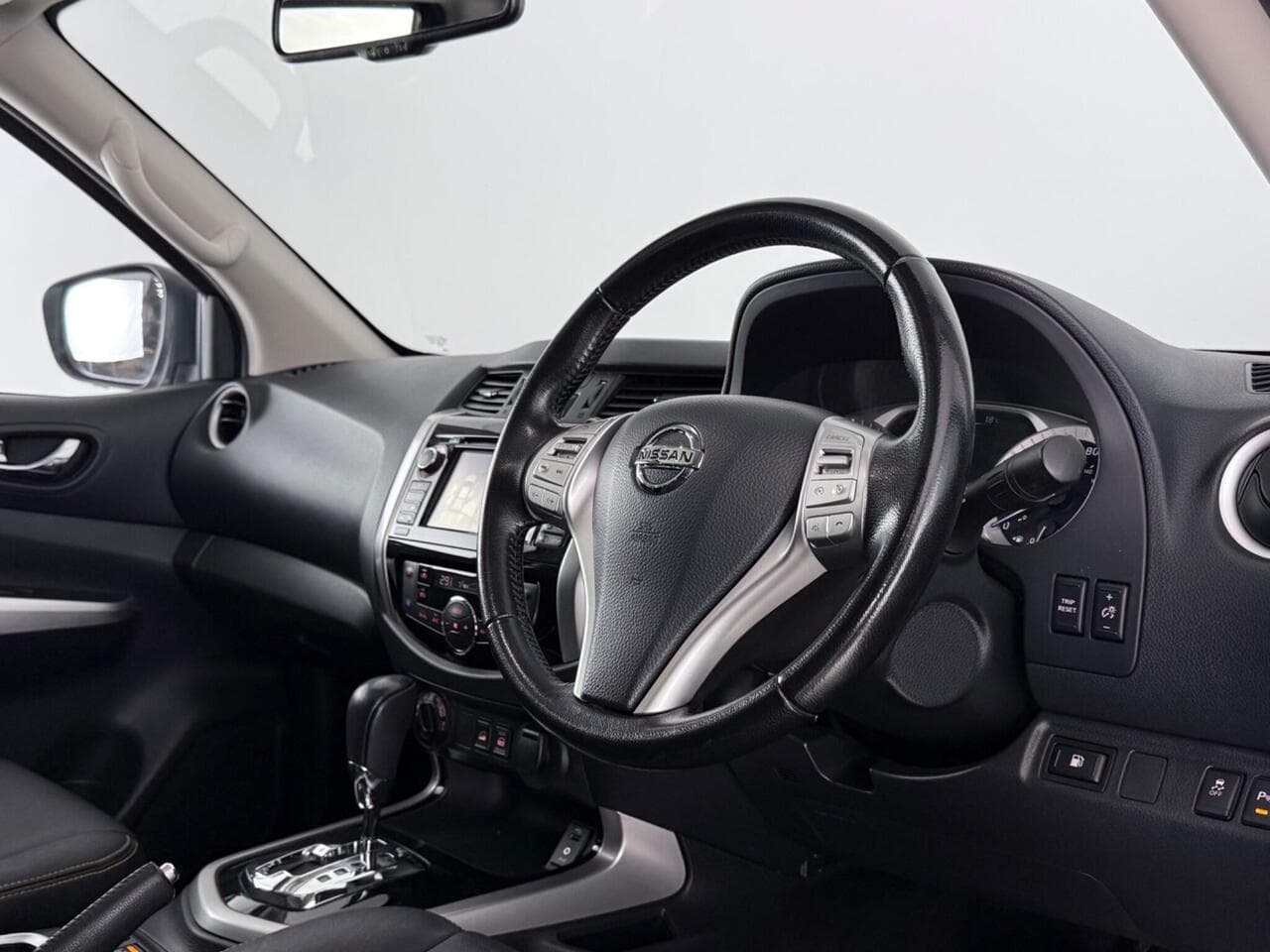 Nissan Navara thumbnail Interior Front