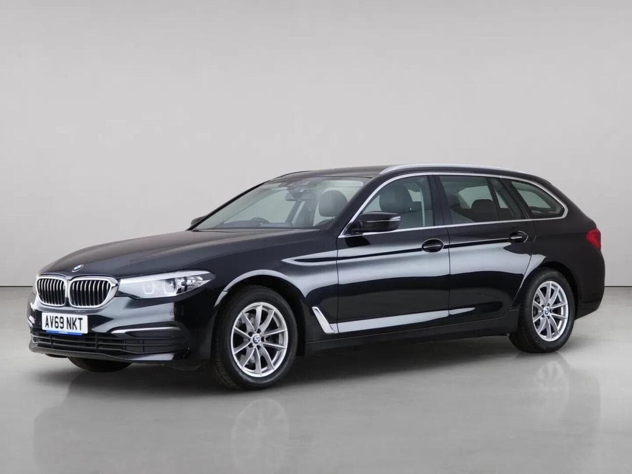 BMW 5 Series thumbnail Front Left