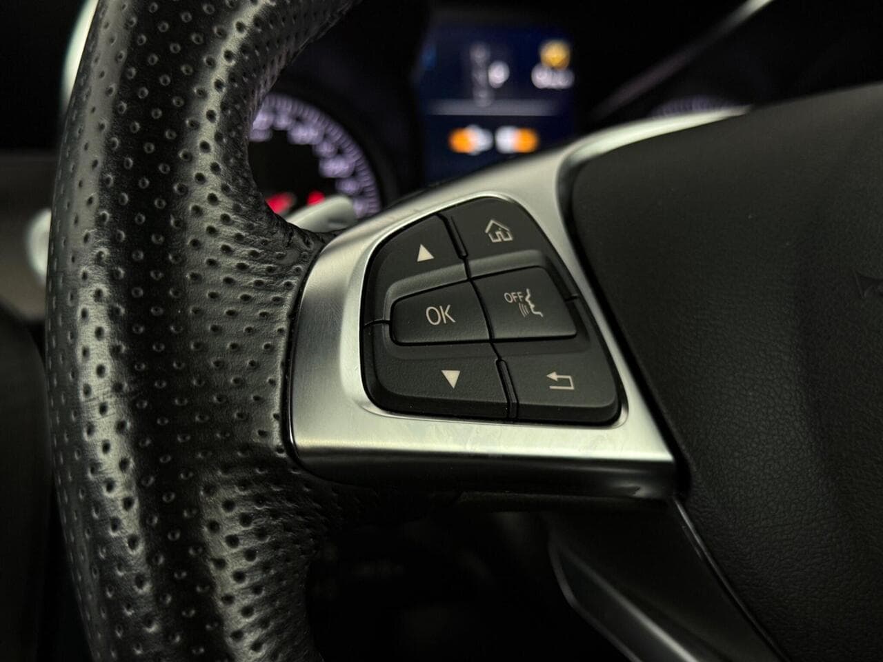 Mercedes-Benz C Class thumbnail Misc Controls