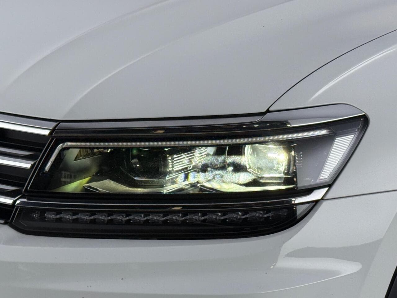 Volkswagen Tiguan thumbnail Lights Front