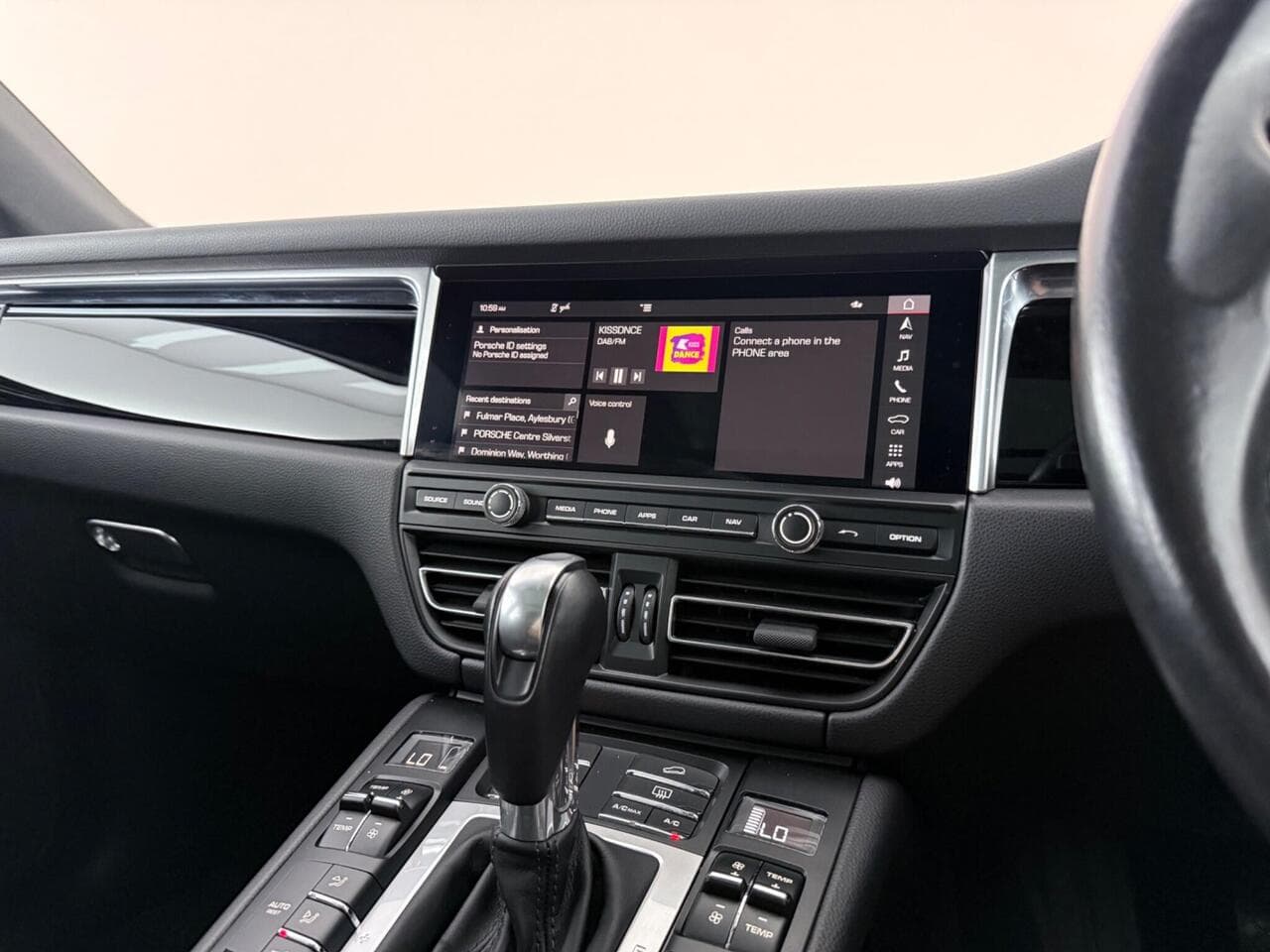Porsche Macan thumbnail Infotainment System