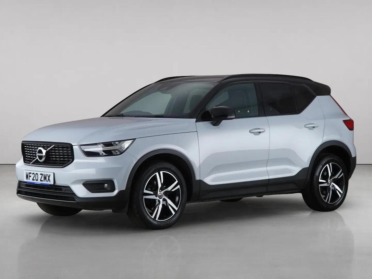Volvo XC40 thumbnail Front Left