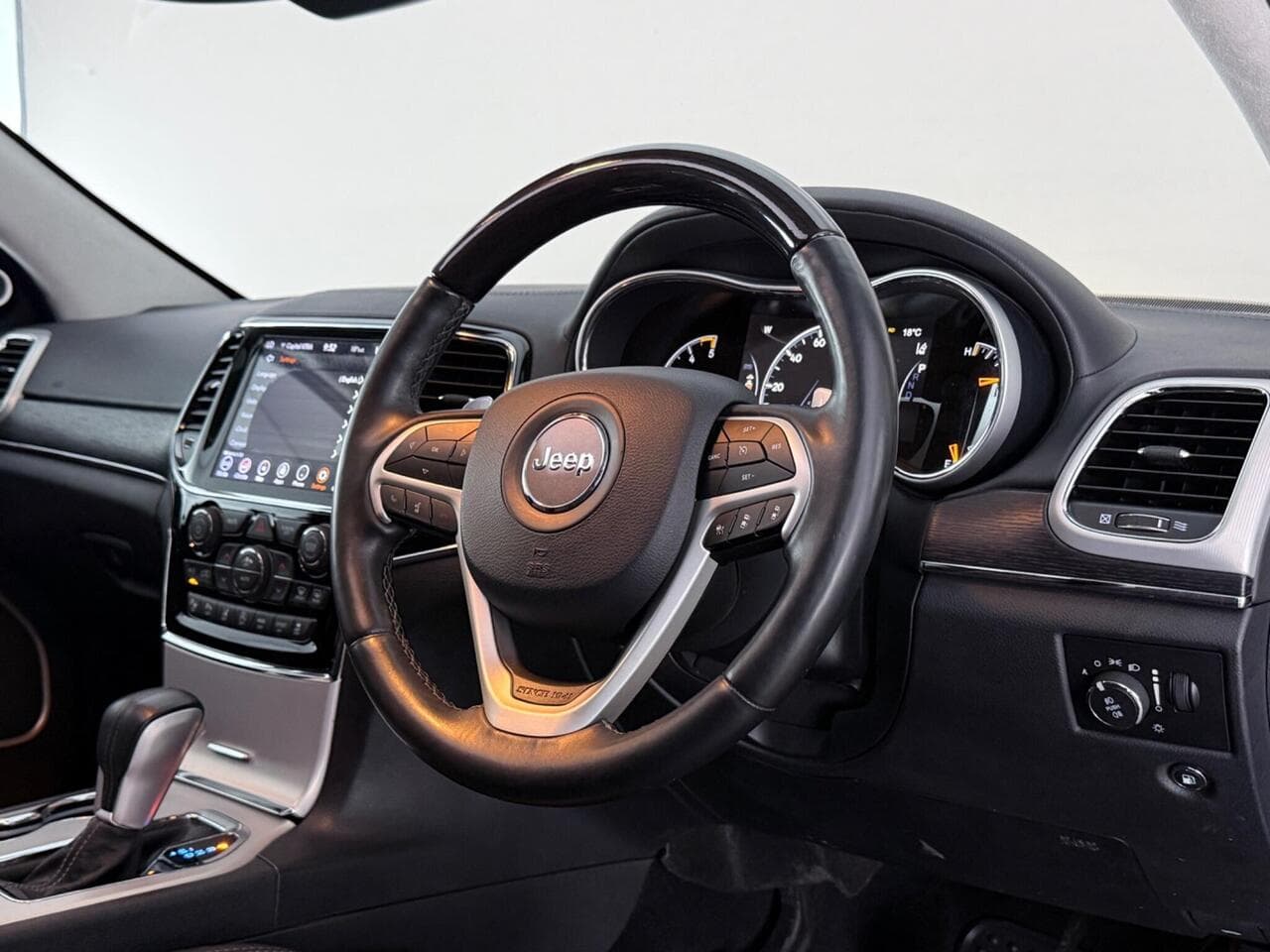 Jeep Grand Cherokee thumbnail Steering Wheel