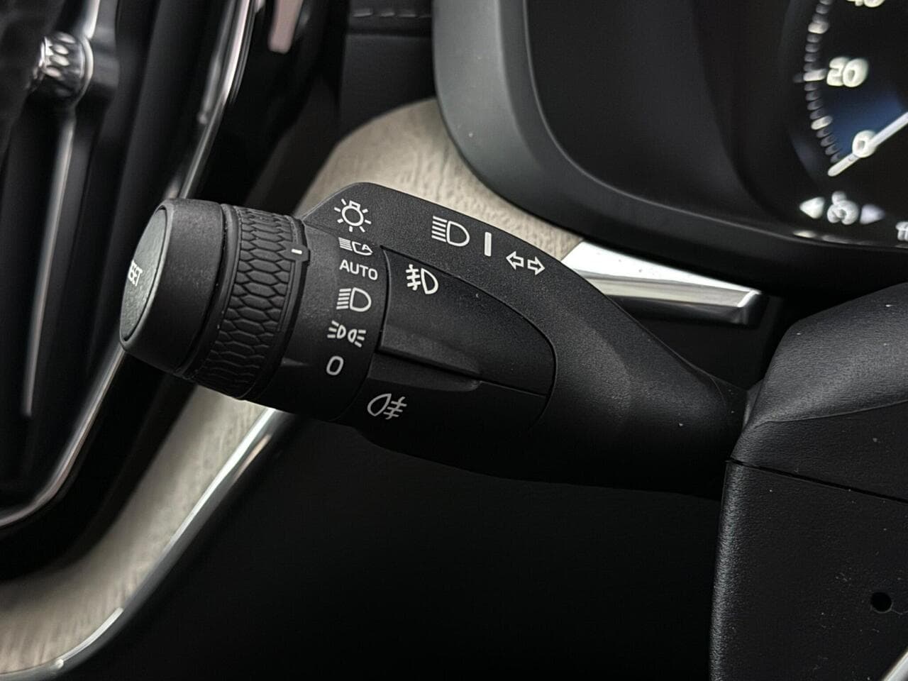 Volvo XC60 thumbnail Misc Controls