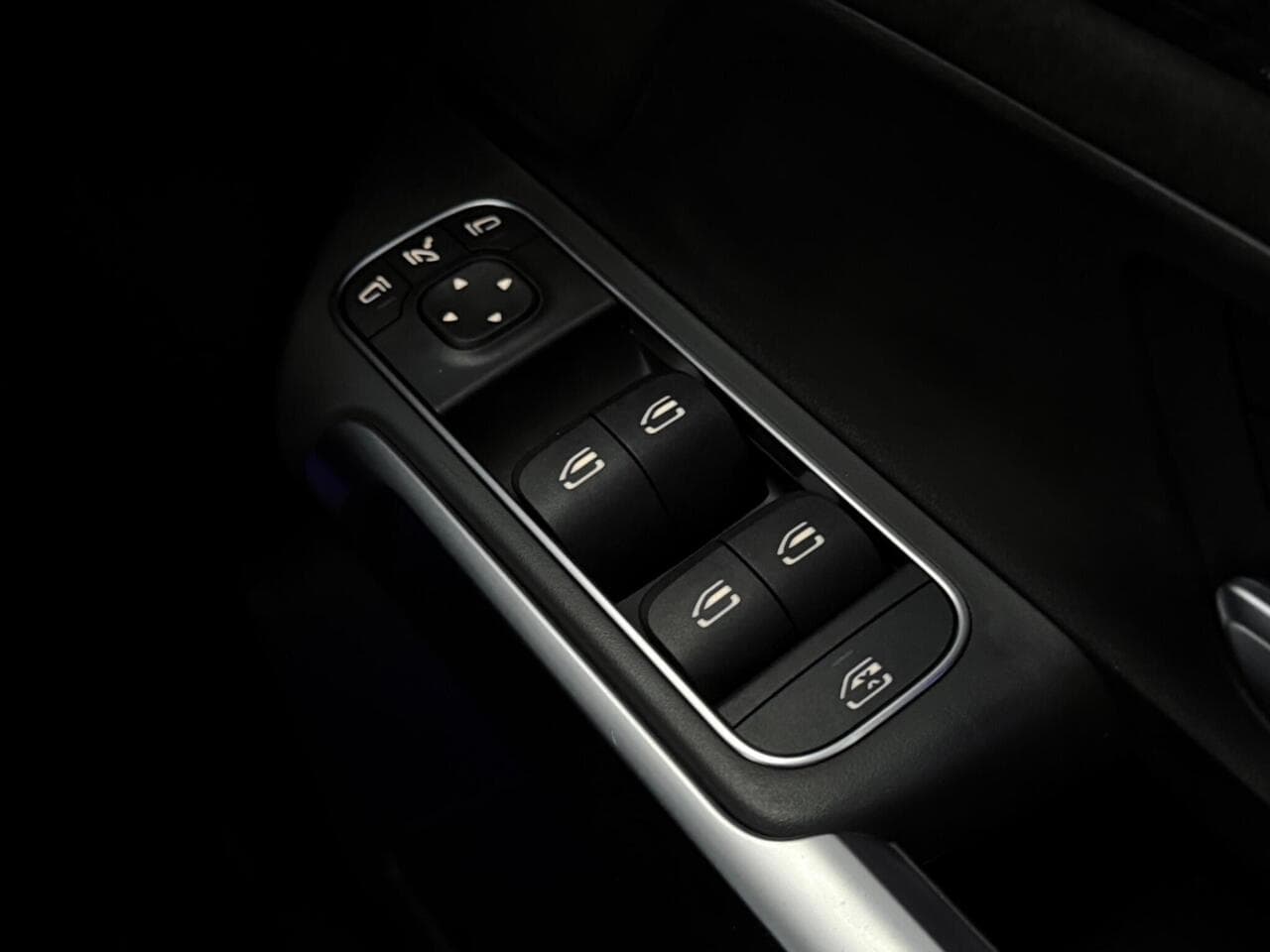 Mercedes-Benz GLB thumbnail Misc Controls