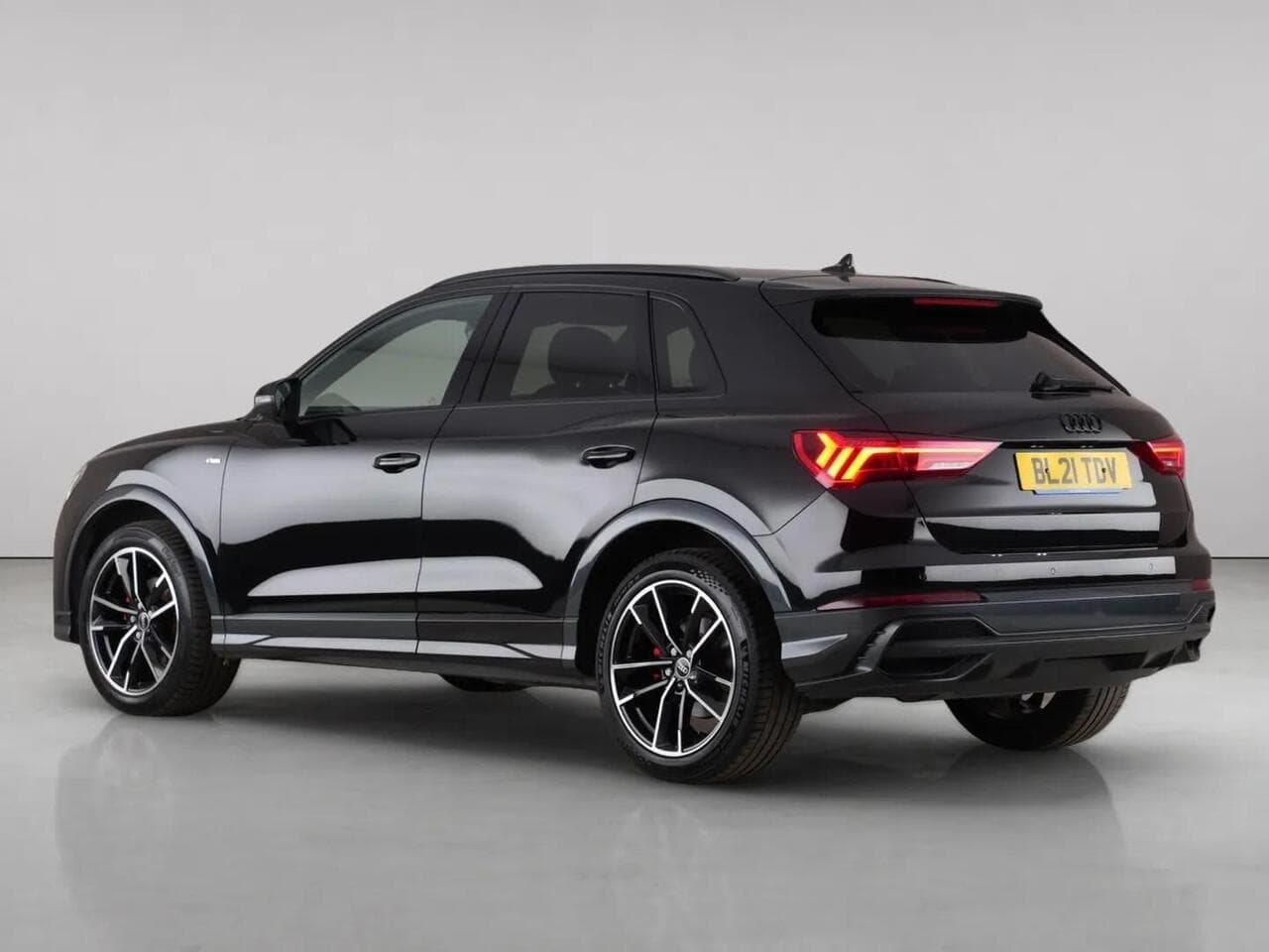 Audi Q3 thumbnail Rear Left