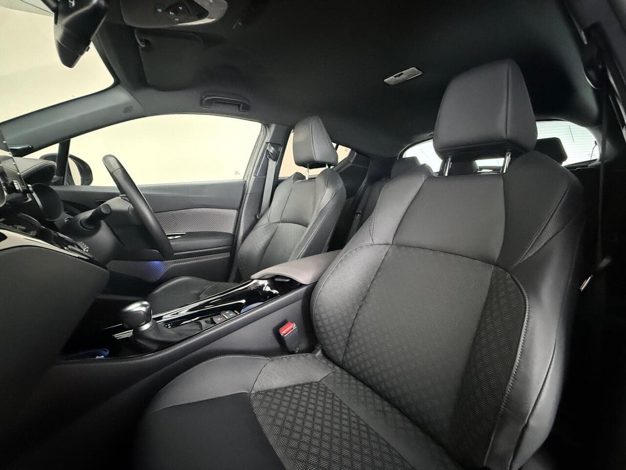 Toyota C-HR thumbnail Seat Front Passenger