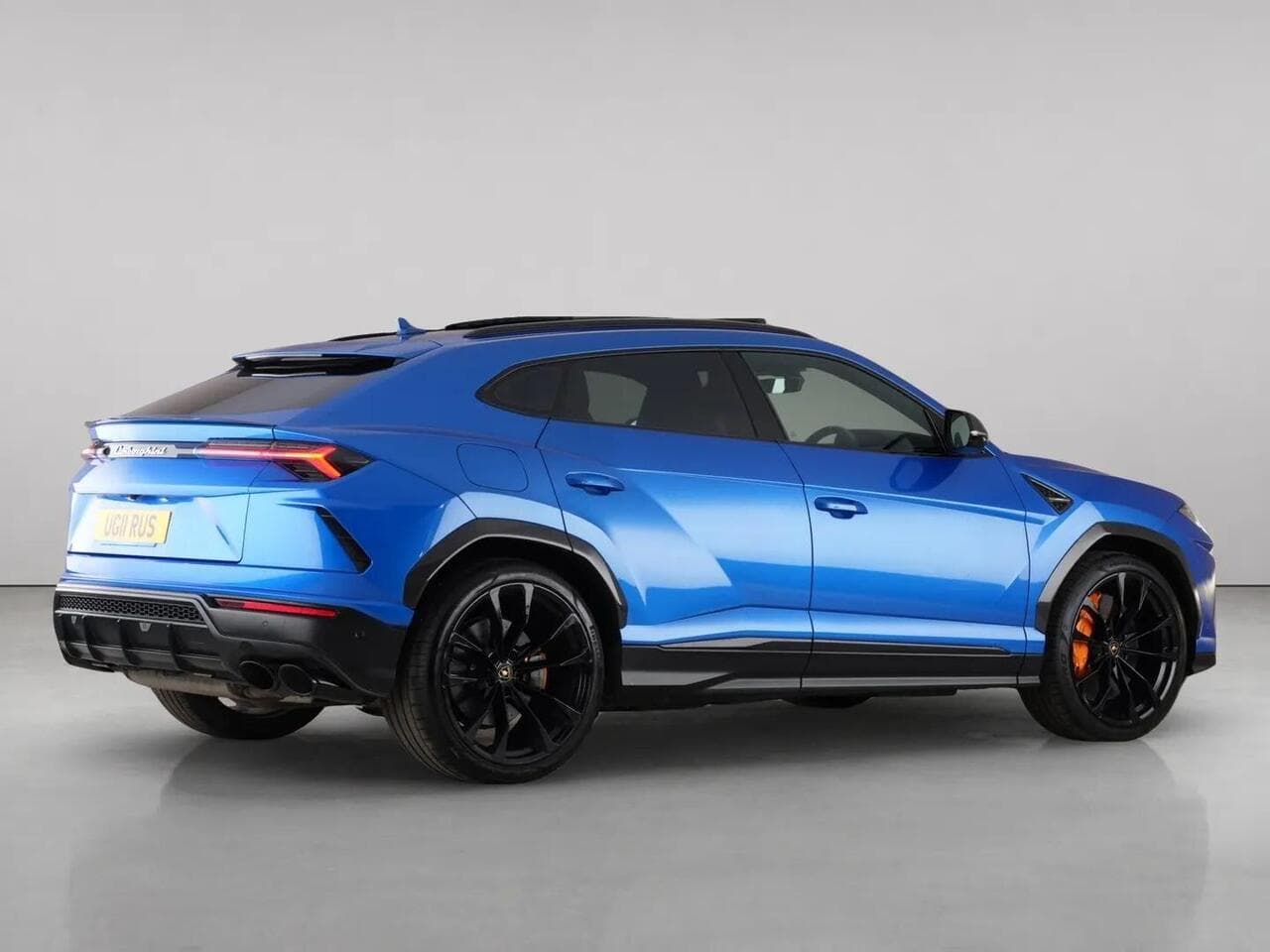 Lamborghini Urus thumbnail Side Right
