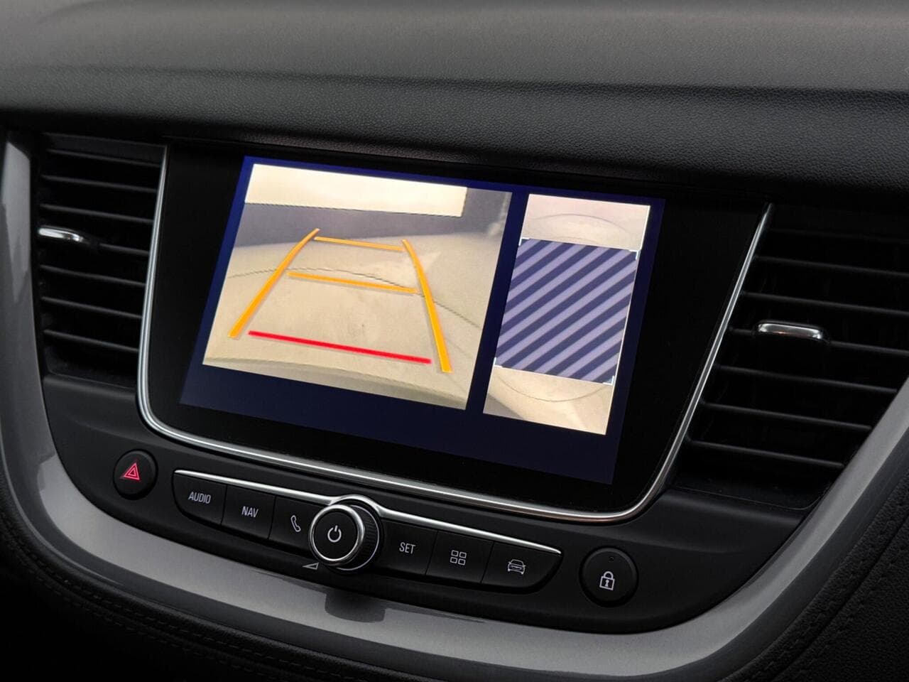 Vauxhall Grandland X thumbnail Infotainment System