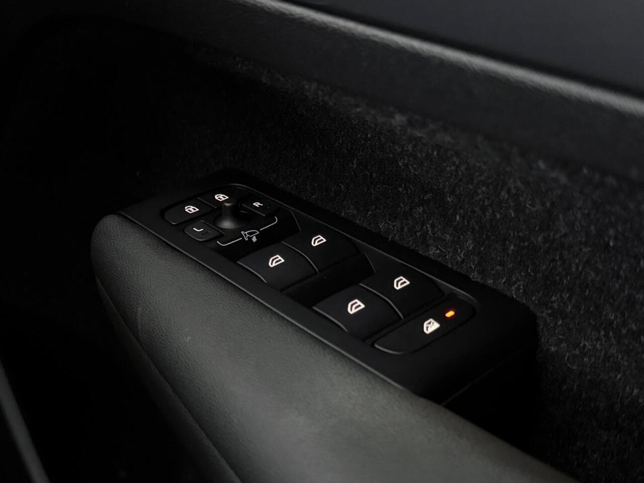 Volvo XC40 thumbnail Misc Controls