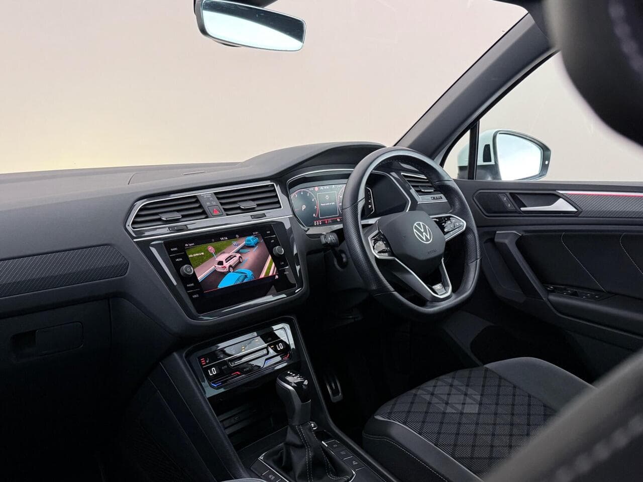 Volkswagen Tiguan thumbnail Interior Front