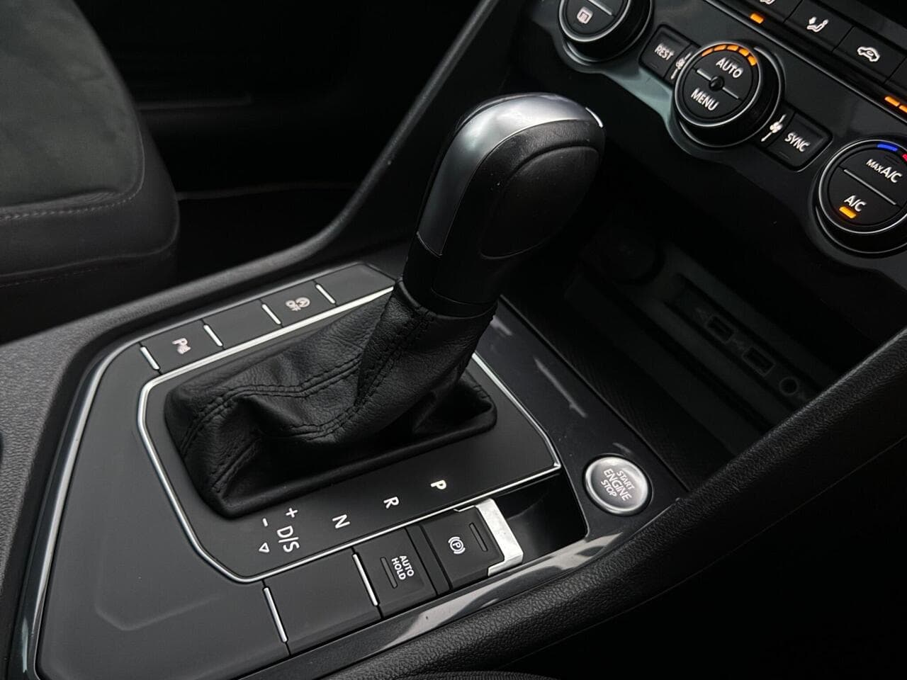 Volkswagen Tiguan thumbnail Interior Front