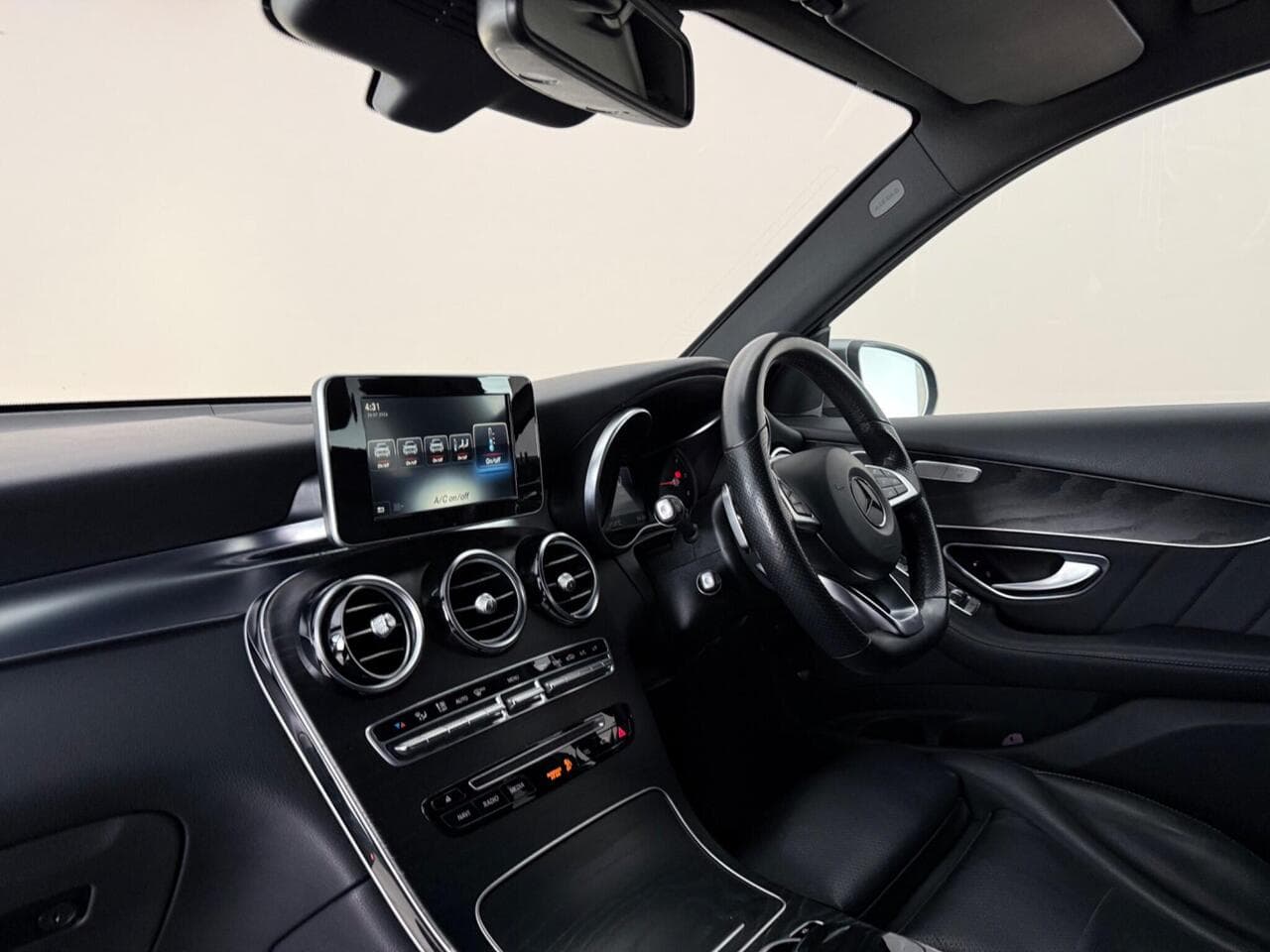 Mercedes-Benz GLC thumbnail Interior Front
