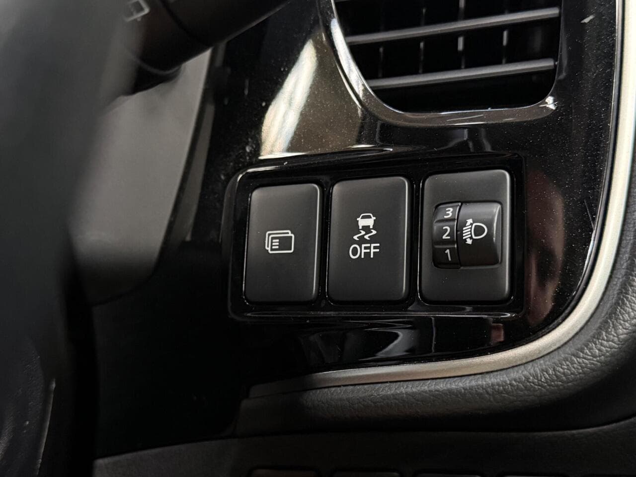 Mitsubishi Outlander thumbnail Misc Controls