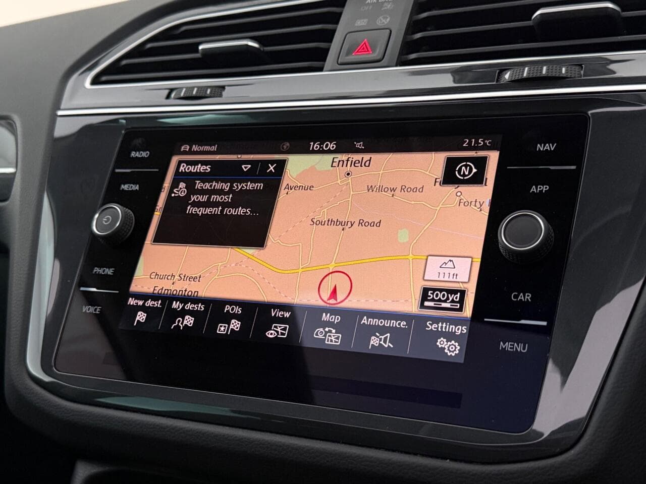 Volkswagen Tiguan thumbnail Infotainment System