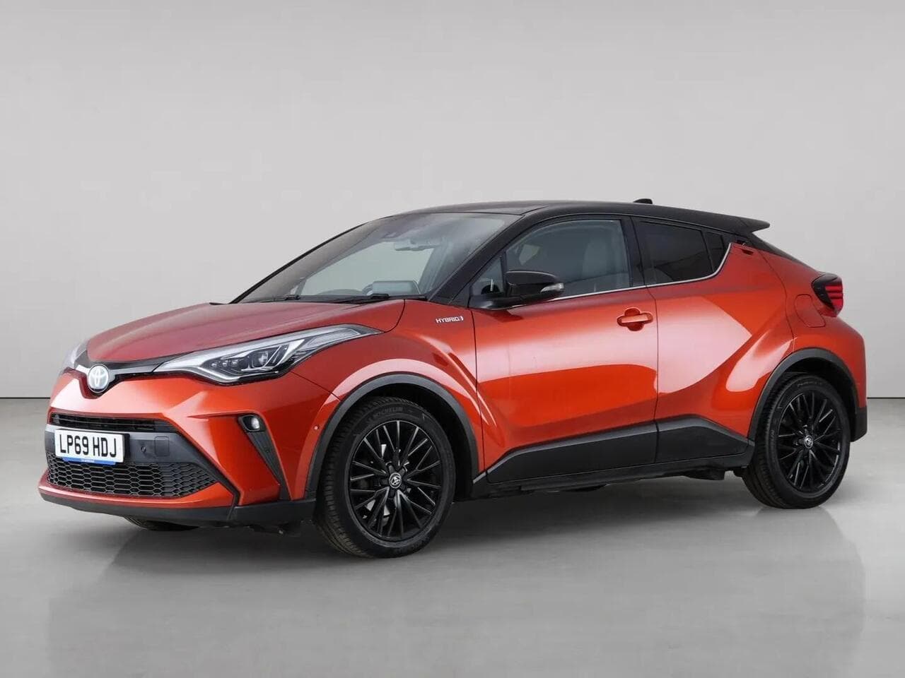 Toyota C-HR thumbnail Front Left