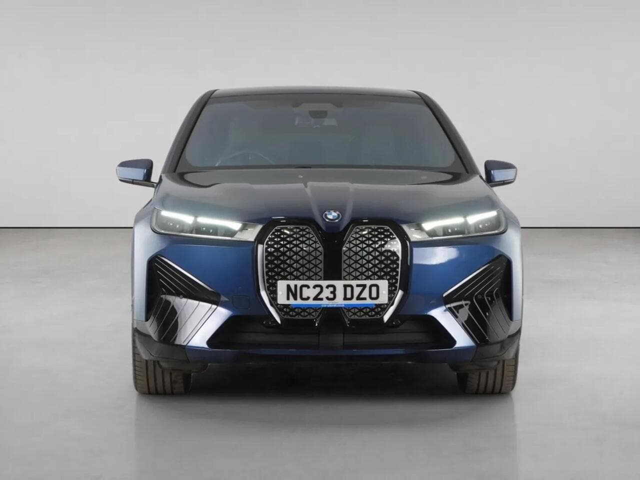 BMW iX thumbnail Front