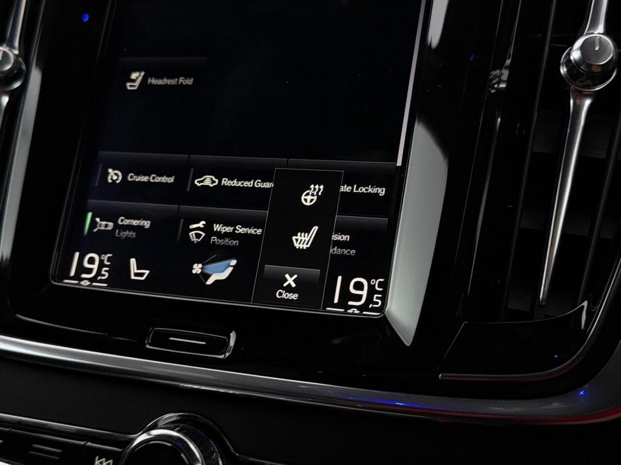 Volvo S90 thumbnail Infotainment System