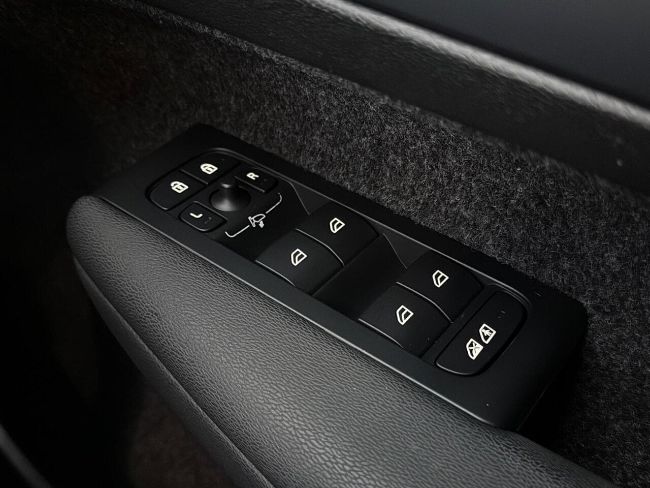 Volvo XC40 thumbnail Misc Controls