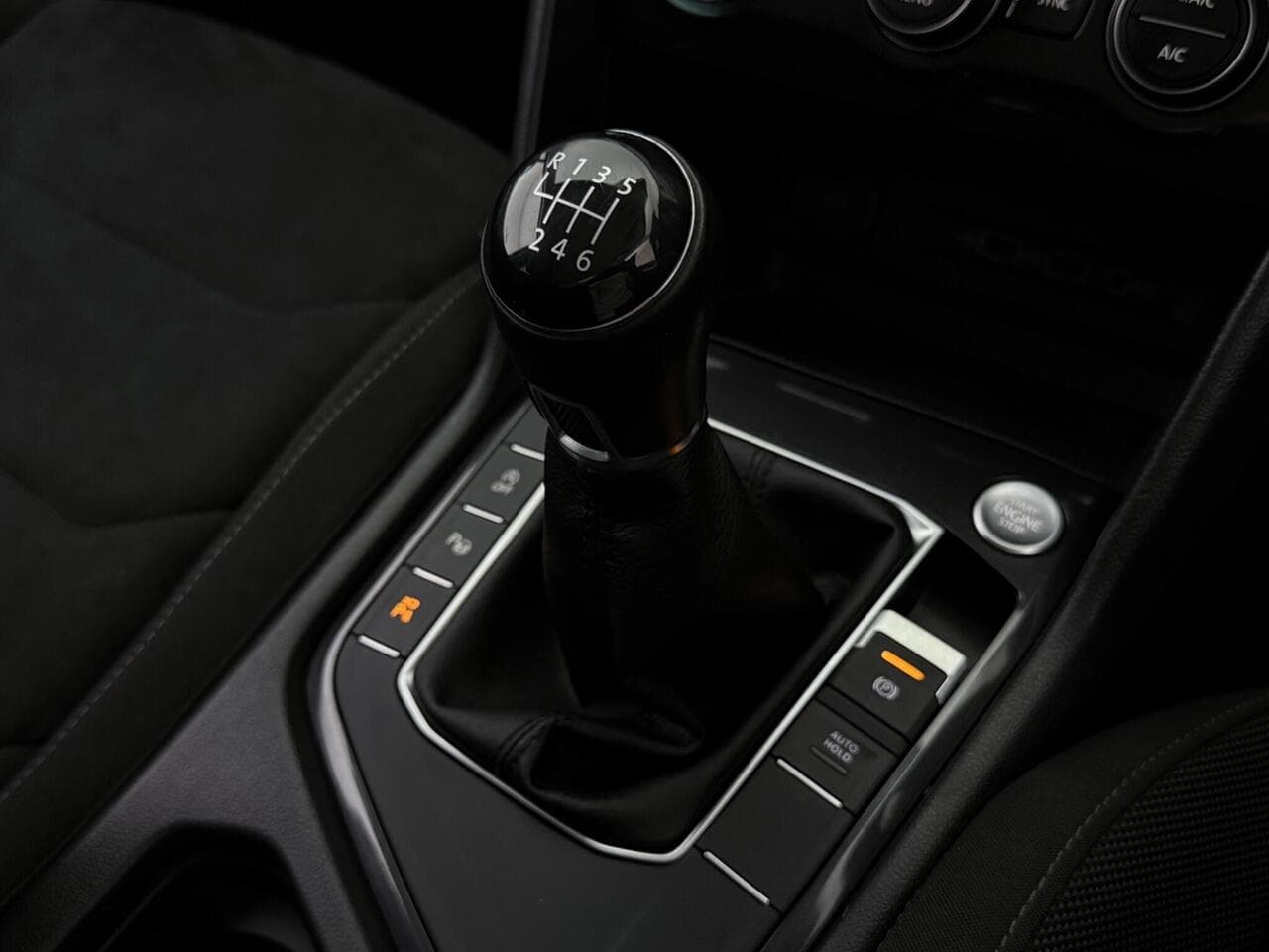Volkswagen Tiguan thumbnail Interior Front