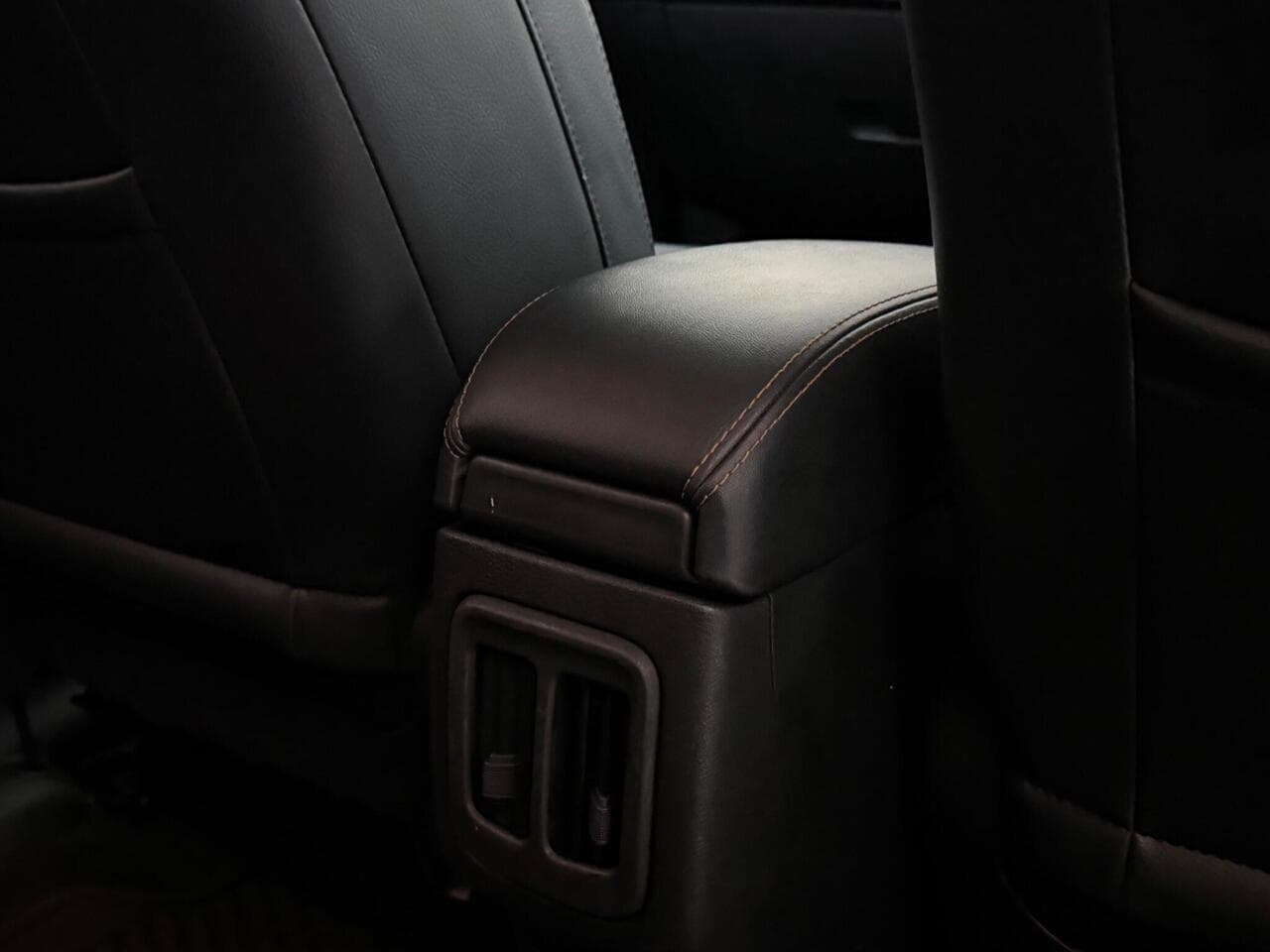 Jeep Compass thumbnail Seats Rear