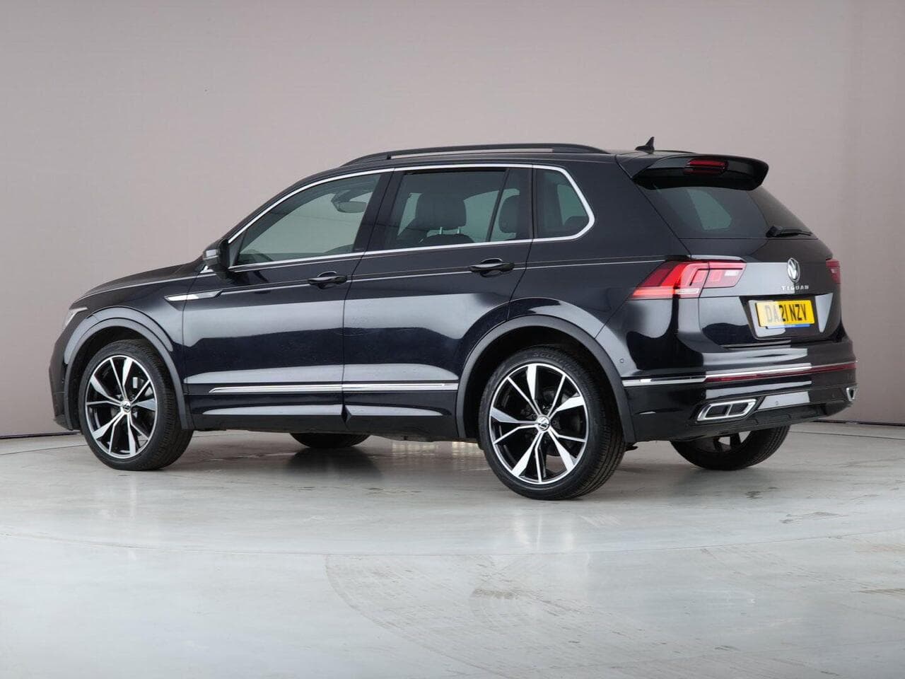 Volkswagen Tiguan thumbnail Side Left