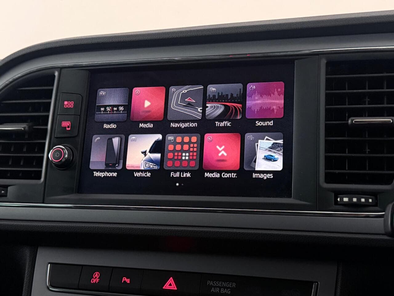 SEAT Leon thumbnail Infotainment System