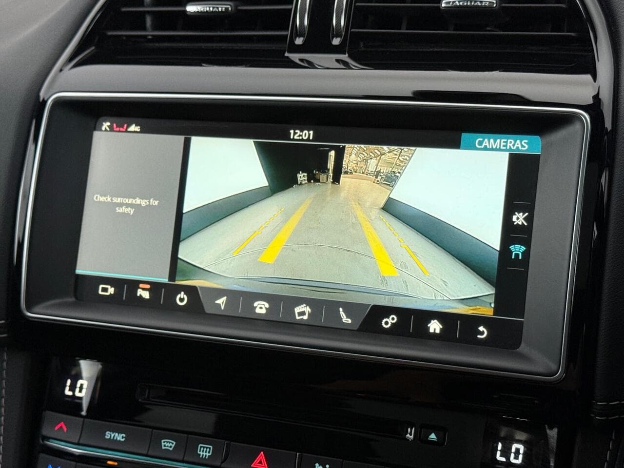 Jaguar F-PACE thumbnail Infotainment System