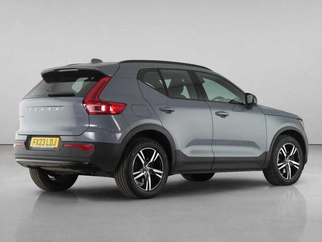 Volvo XC40 thumbnail Rear Right