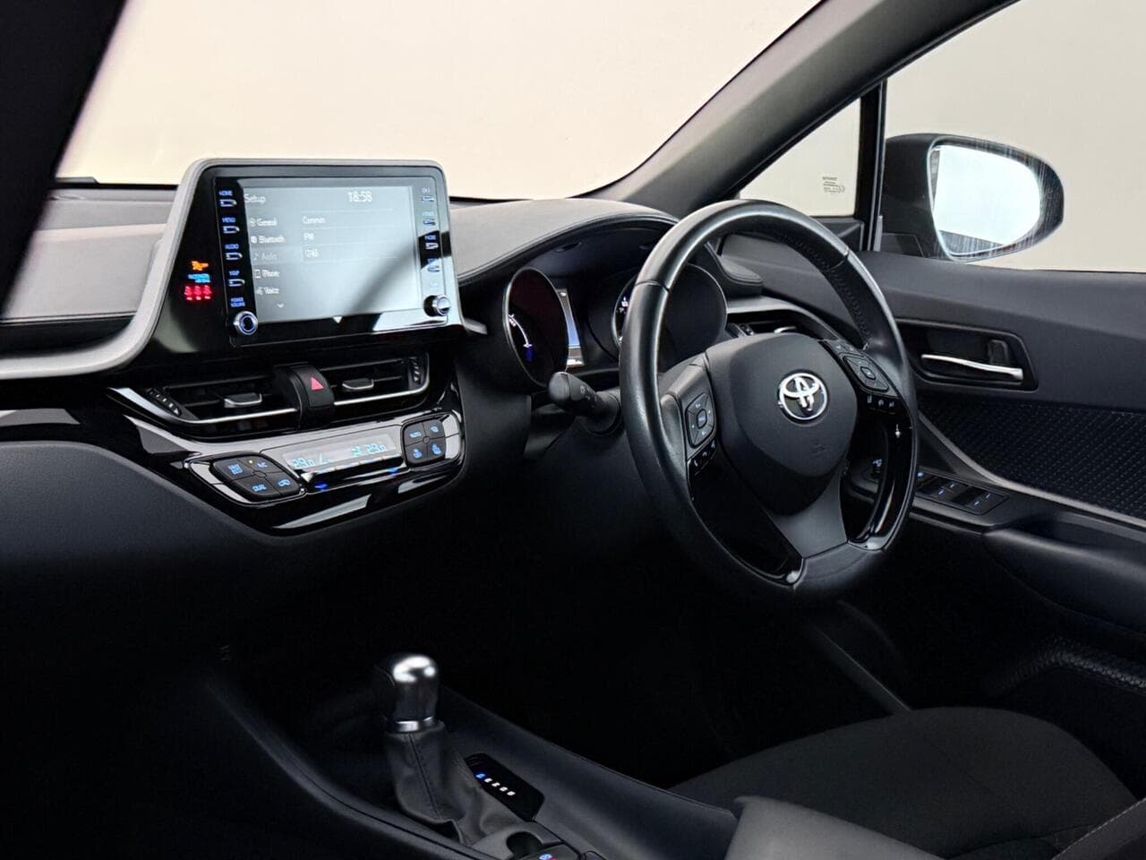 Toyota C-HR thumbnail Interior Front
