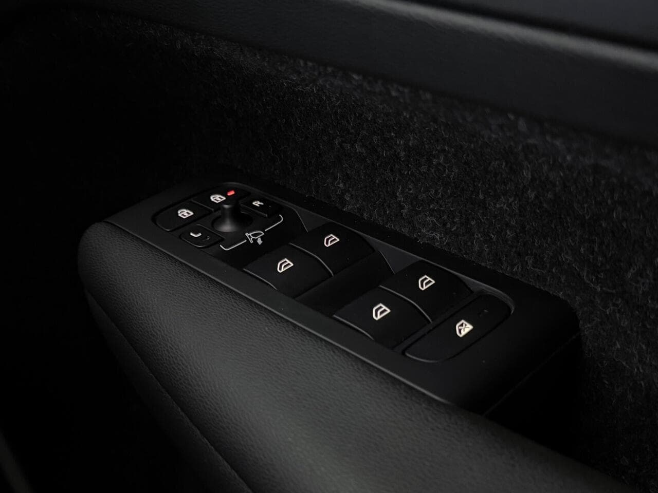 Volvo XC40 thumbnail Misc Controls