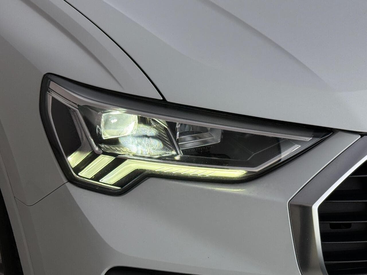 Audi Q3 thumbnail Lights Front
