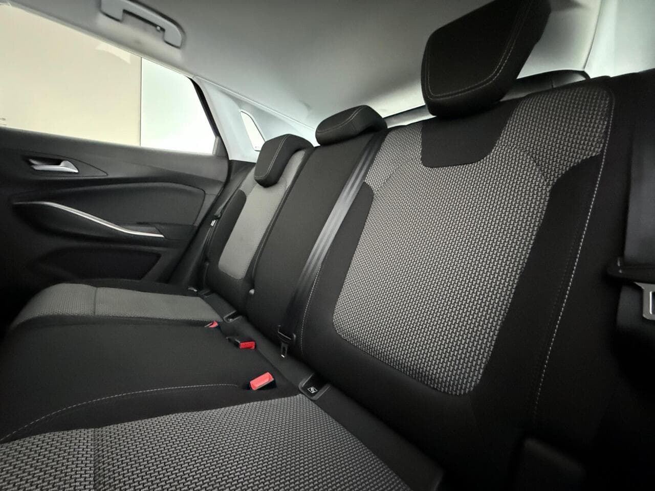 Vauxhall Grandland thumbnail Seats Rear