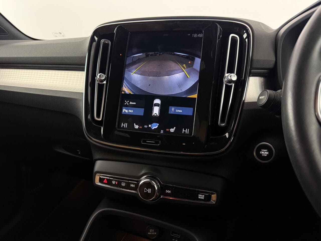 Volvo XC40 thumbnail Infotainment System