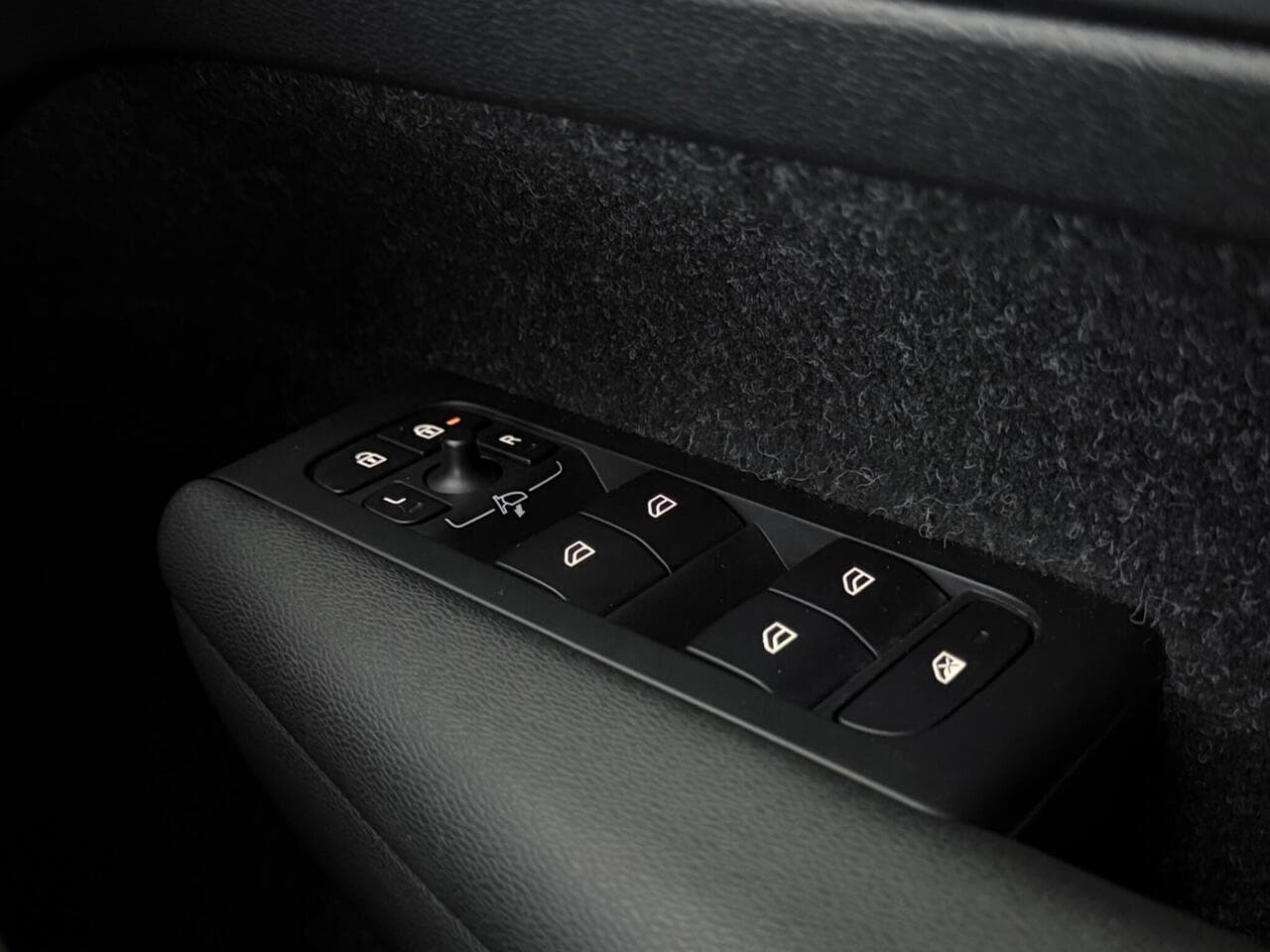 Volvo XC40 thumbnail Misc Controls