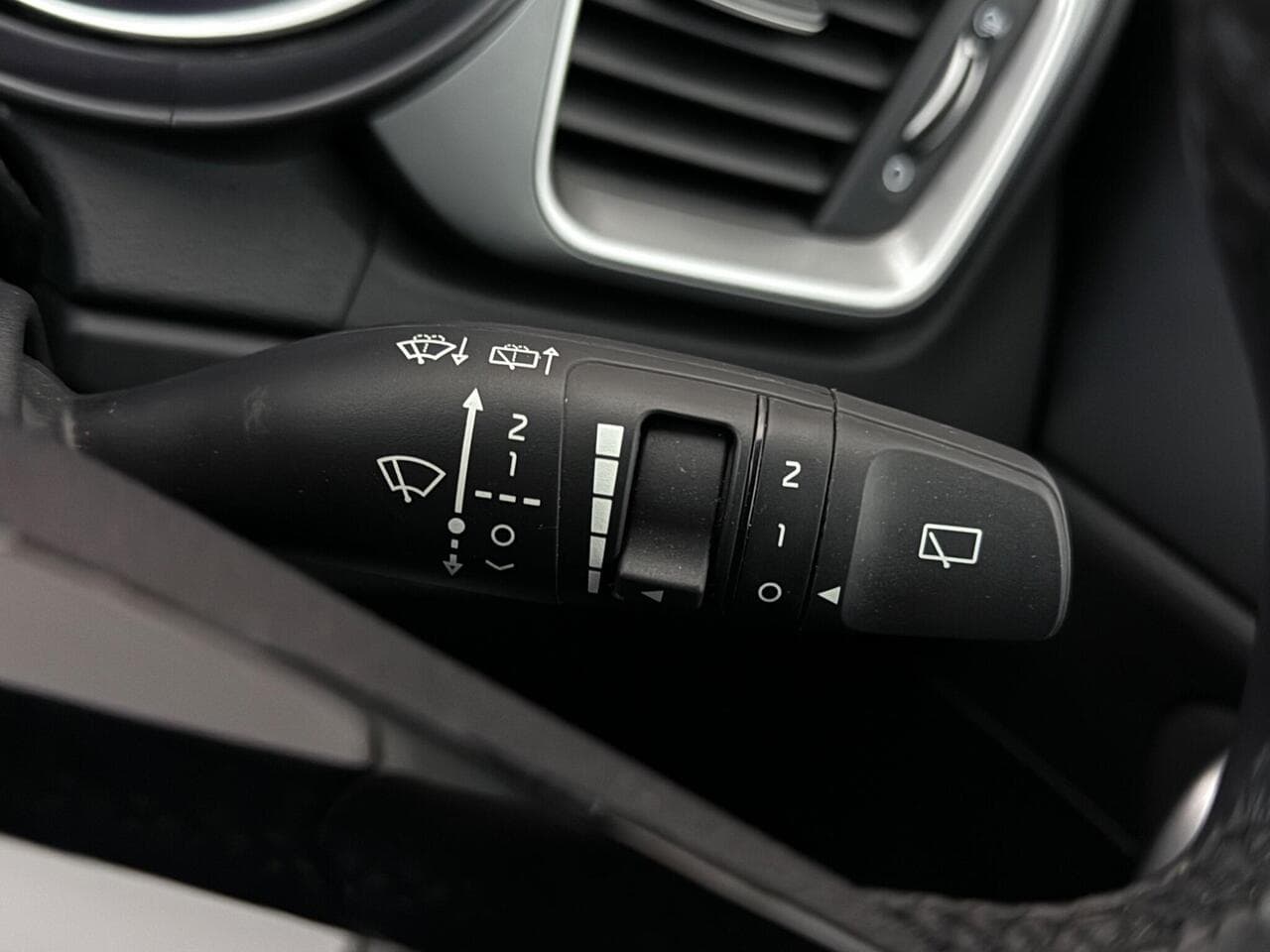 Kia XCeed thumbnail Misc Controls