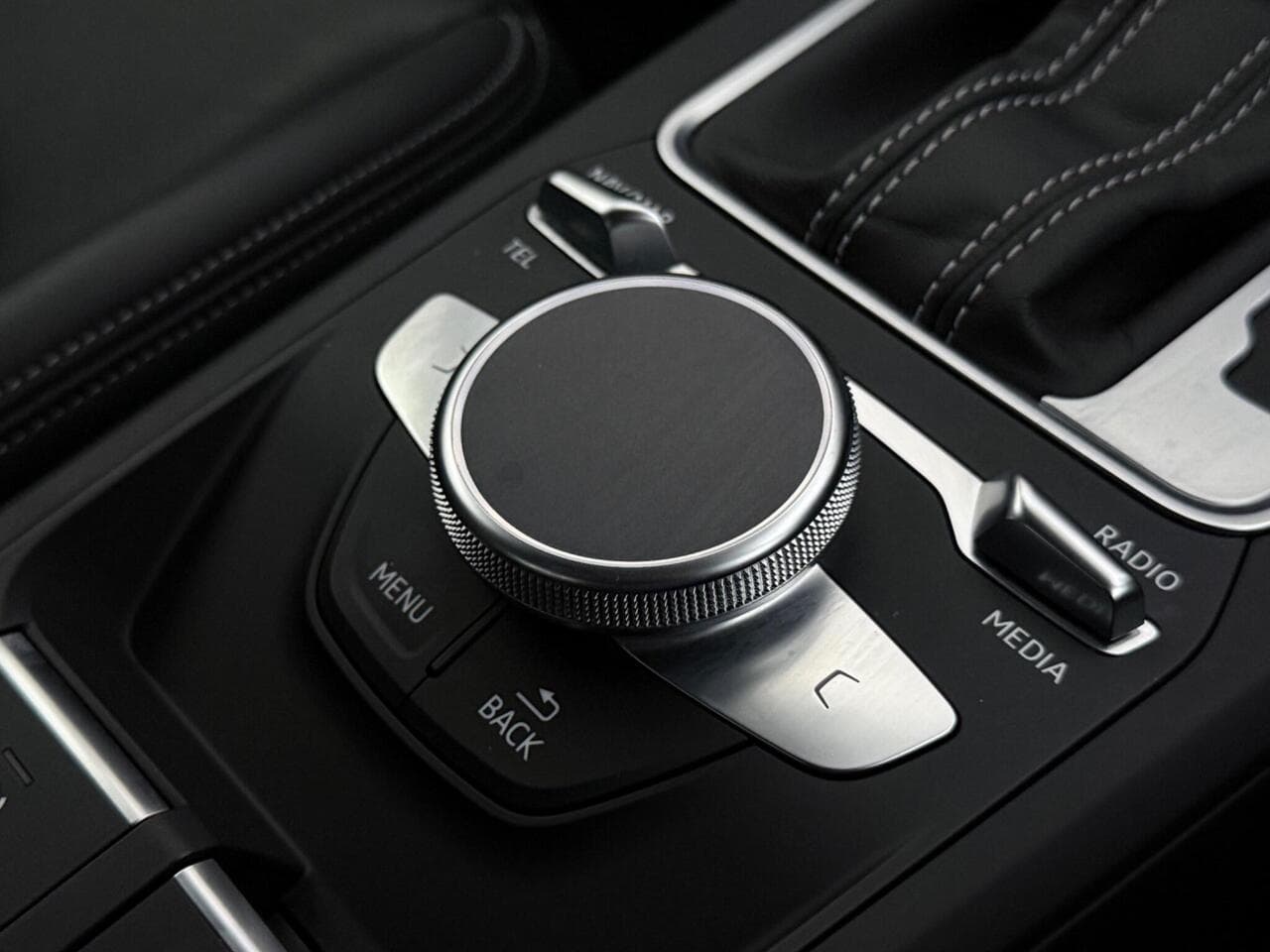 Audi Q2 thumbnail Misc Controls