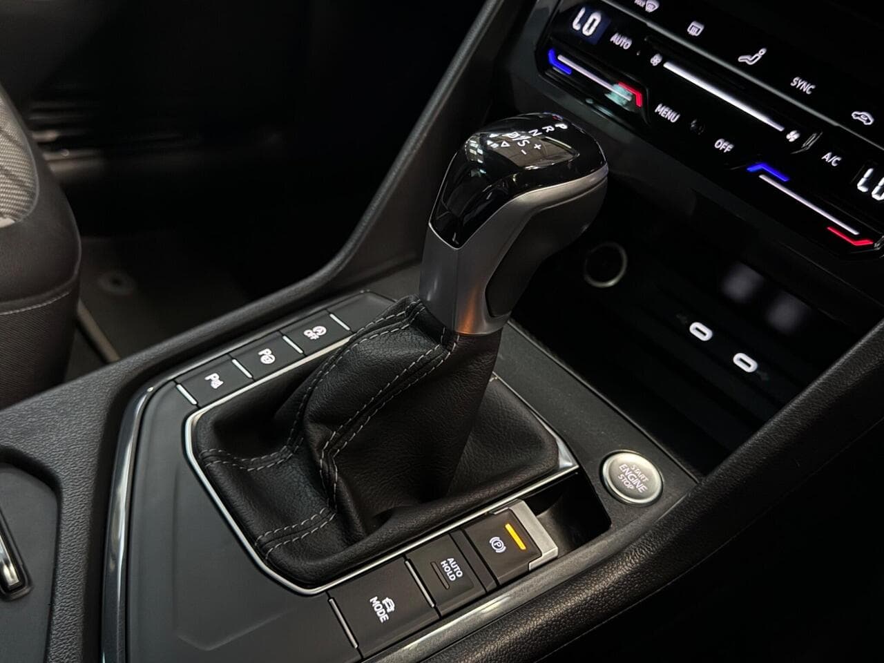 Volkswagen Tiguan thumbnail Interior Front