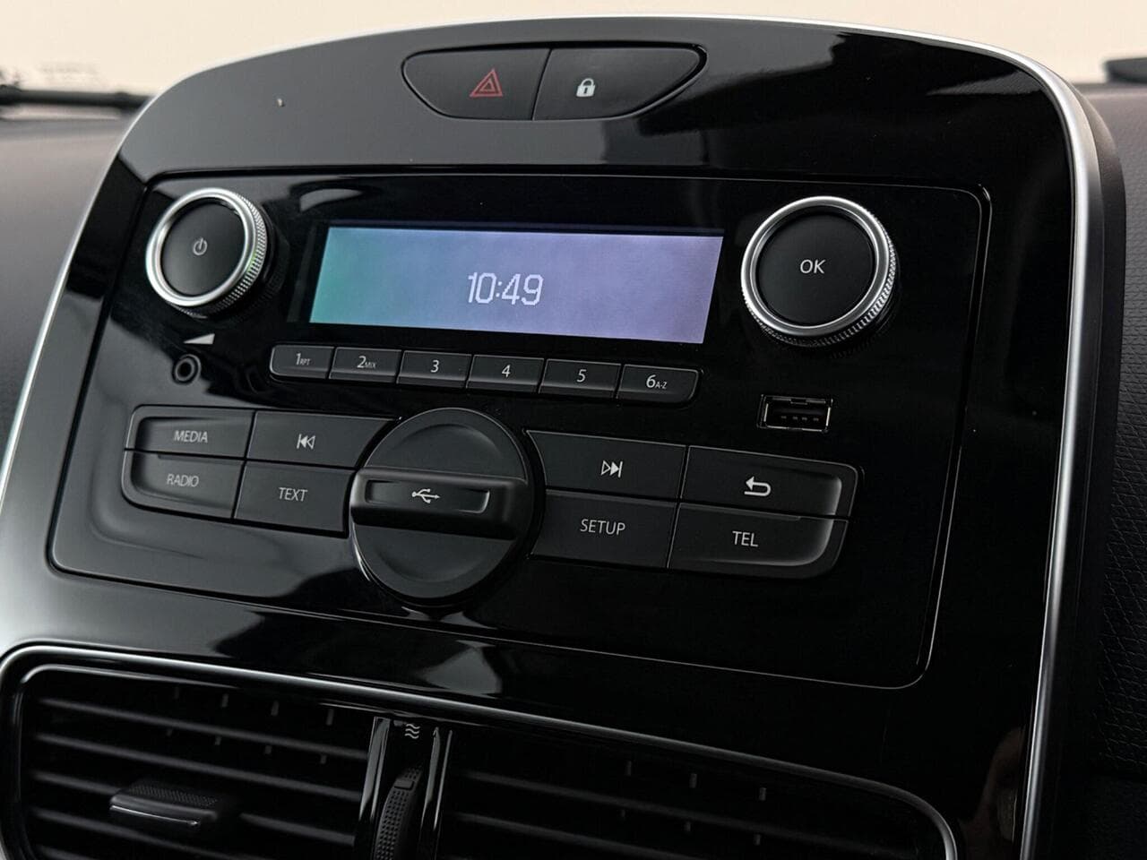 Renault Clio thumbnail Infotainment System