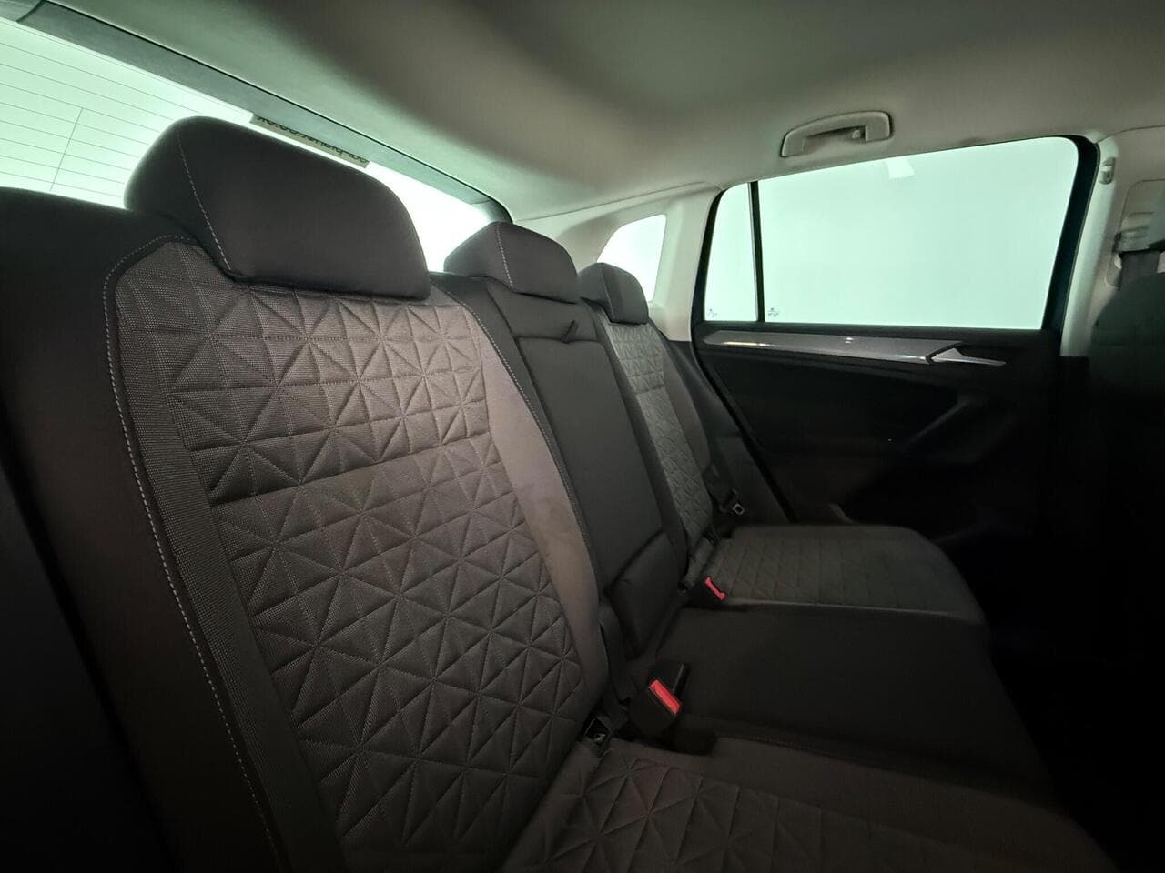 Volkswagen Tiguan thumbnail Seats Rear