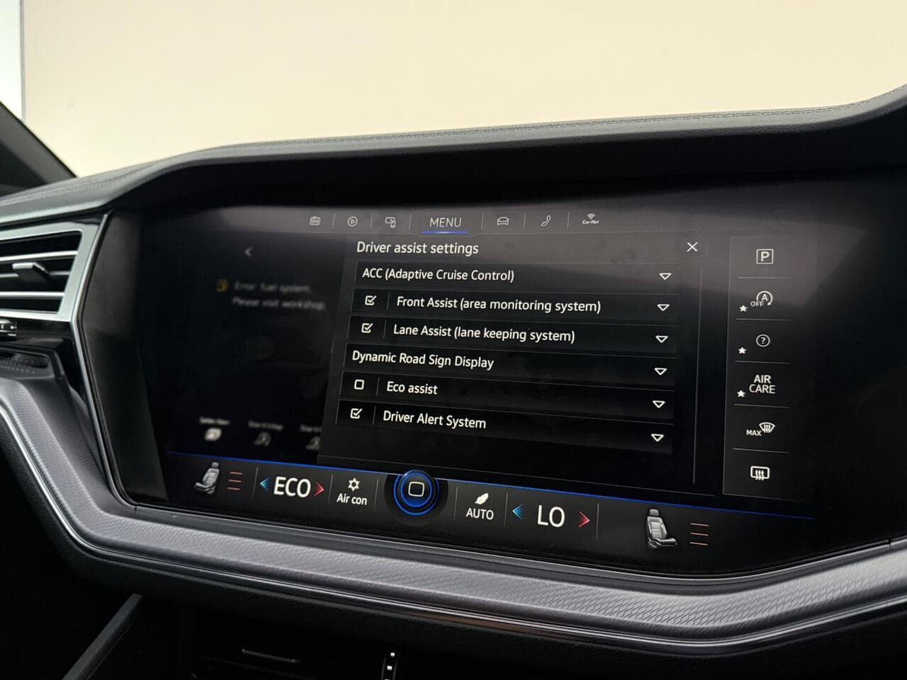 Volkswagen Touareg thumbnail Infotainment System