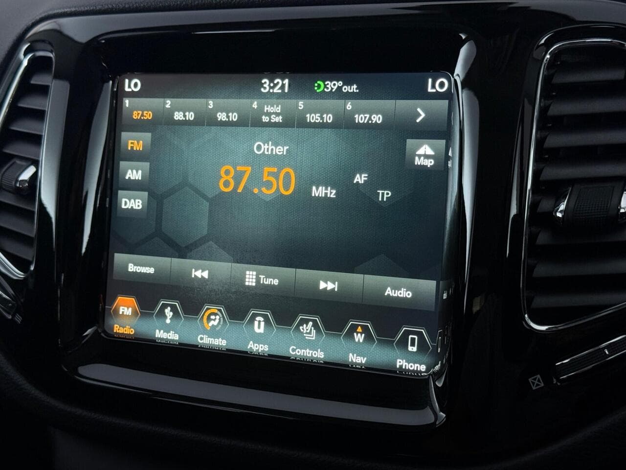 Jeep Compass thumbnail Infotainment System
